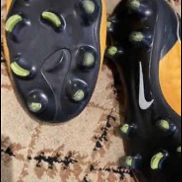 SOLD 2 pairs of Nike soccer shoes - Picture 2 of 4